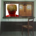 Digitale Collage: 3D-Kinderkopf in Rot vor kahlem Raum mit Gitterfenster und Holzstuhl | Digital collage: 3D child head in red overlaid on bare room with barred window and wooden chair