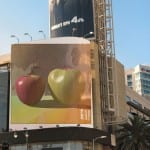 GAP-Werbetafel mit rotem und grünem Apfel an städtischem Gebäude | GAP billboard featuring red and green apple on urban building