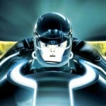 Fahrer im Tron-Lightcycle mit Helm, leuchtende Neon-Spuren im digitalen Raster | Driver in Tron lightcycle with helmet, glowing neon trails in digital grid