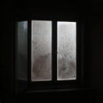 Beschlagenes Fenster in dunklem Raum, diffuses Licht durch schmutzige Scheiben | Fogged window in dark room, diffuse light through dirty glass panes