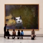 Kinder auf Bank vor großem Gemälde mit zwei Katzen im Museum | Children on bench before large painting with two cats in museum
