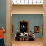 Museumsbesucher betrachten anatomisches Gemälde mit Skeletten in vergoldetem Rahmen | Museum visitors viewing anatomical painting of skeletons in ornate golden frame