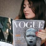 Junge Frau mit roten Nägeln liest Vogue-Magazin mit Bulgari-Anzeige | Young woman with red nails reading Vogue magazine featuring Bulgari advertisement