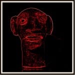 Archaischer Tonfigur-Kopf mit großen Augen, rot leuchtend auf schwarzem Hintergrund | Archaic clay figure head with large eyes, glowing red on black background