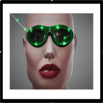 Kahler Schaufensterkopf mit leuchtend grüner Retro-Brille und roten Lippen | Bald mannequin head wearing glowing green retro goggles with red lips