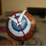 Surreale Uhr mit blauem Augapfel-Motiv und römischen Ziffern auf Kürbis | Surreal clock with blue eyeball motif and Roman numerals on gourd