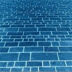 Blau gefärbtes Kopfsteinpflaster mit weißen Fugen in Vogelperspektive | Blue-tinted cobblestone pavement with white grout lines, bird's-eye view