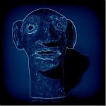 Keramik-Kopfskulptur mit leuchtenden Konturen in Blau auf dunklem Hintergrund | Ceramic head sculpture with glowing blue outlined contours on dark background