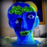 Blau bemalter Pappmaché-Kopf mit grünem Lorbeerkranz und Lippen | Blue painted papier-mâché head with green laurel wreath and lips