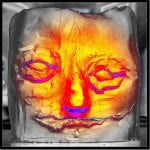 Skulpturales Gesicht in Orange-Gelb mit neonblauen Konturen auf grauem Hintergrund | Sculptural face in orange-yellow with neon blue outlines on gray background