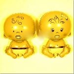 Zwei goldene Folienballons in Babyform mit Schnullern, Junge und Mädchen | Two golden foil balloons shaped as baby boy and girl with pacifiers