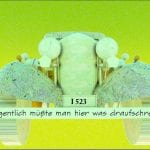 Surreales gelbgrünes Fahrzeug-Objekt mit Kennzeichen I 523 und deutschem Schriftzug | Surreal yellow-green vehicle object with license plate I 523 and German text inscription
