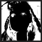 Schwarzweißes Porträt: dunkles Gesicht mit gezeichneten Augen und Zöpfen | Black-white portrait: dark face with drawn eyes and braids