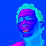 Digitales Portrait in Neonfarben: Gesicht mit blauen, magenta und orangefarbenen Lichtern | Digital portrait in neon colors: face illuminated with blue, magenta and orange lights