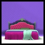 Barockes Doppelbett in Pink und Dunkelgrün vor lila gestreifter Wand | Baroque double bed in pink and dark green against purple striped wall