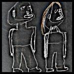 Zwei naive Kreidezeichnungen von Figuren auf dunklem Grund, eine mit orangen Haaren | Two naive chalk drawings of figures on dark background, one with orange hair
