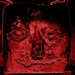 Rot-schwarzes abstraktes Gesicht, steinartige Textur, intensive Kontraste | Red-black abstract face, stone-like texture, intense contrasts