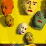 Viele 3D-Gesichter in Gelb, Orange und Grün mit roten Lippen auf gelbem Grund | Multiple 3D faces in yellow, orange and green with red lips on yellow background