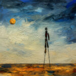 Abstrakte Stelzenfigur auf Wüstenboden unter bewegtem Himmel mit goldener Sonne | Abstract stilt figure on desert ground beneath dynamic sky with golden sun