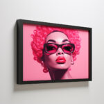 Gerahmtes Pop-Art-Portrait: Frau mit pinkem Lockenhaar, Sonnenbrille, roten Lippen | Framed pop art portrait: woman with pink curly hair, sunglasses, red lips, pink background