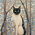 Siamesische Katze mit schwarzer Maske sitzt zwischen Bäumen mit blauen Blättern | Siamese cat with black mask sits among trees with blue leaves