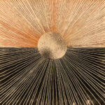 Grafische Kugel im Zentrum mit Strahlen in Orange und Schwarz, Holzschnitt-Stil | Graphic sphere centered with radiating lines in orange and black, woodcut style