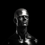 Glänzende männliche Büste mit geschlossenen Augen, Kopf erhoben, schwarzer Hintergrund | Glossy male bust with closed eyes, head raised, black background