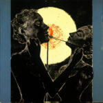 Zwei Frauensilhouetten teilen eine Blume vor leuchtendem Mondkreis, schwarze Druckgrafik | Two female silhouettes sharing a flower before glowing moon circle, black printmaking art