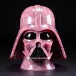 Darth-Vader-Helm aus rosa Marmor mit schwarzen Sichtfenstern auf dunklem Hintergrund | Darth Vader helmet in pink marble finish with black visors on dark background