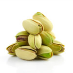 Aufgestapelte geöffnete Pistazien mit hellgelben Schalen und grünen Kernen | Stacked open pistachios with pale yellow shells and green kernels