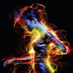 Tanzende Figur in Latex umhüllt von leuchtenden Neon-Lichtspuren auf schwarzem Grund | Dancing figure in latex enveloped by glowing neon light trails on black background