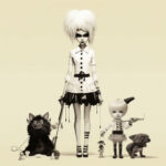 Gothic-Puppe mit weißem Haar, schwarzem Kreatur, kleiner Puppe und grauem Hund | Gothic doll with white hair, black creature, small puppet and gray dog