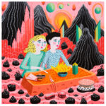 Zwei Figuren speisen an flammendem Tisch in surrealer rosa Landschaft mit schwarzen Bergen | Two figures dining at flaming table in surreal pink landscape with black mountains