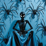 Schwarze glänzende humanoide Figur in blauem Kleid, umgeben von riesigen schwarzen Spinnen | Shiny black humanoid figure in blue gown surrounded by giant black spiders