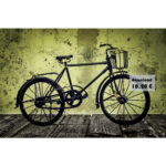 Schwarzes Vintage-Fahrrad mit Korb vor gelbgrüner Verwitterter Wand | Black vintage bicycle with basket against weathered yellow-green wall