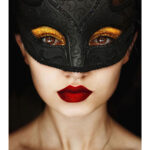 Frau mit schwarzer venezianischer Maske, goldenem Lidschatten und rotem Lippenstift | Woman wearing black Venetian mask with gold eyeshadow and bold red lips