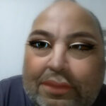 Nahaufnahme einer Person mit aufgetragenem Make-up, Wimperntusche und blauen Kontaktlinsen | Close-up of a person wearing makeup, mascara and blue contact lenses