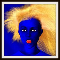 Georgine mit weit offenem Mund und blonden Haaren