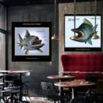 Zwei Fisch-Kunstdrucke mit aufgerissenen Mäulern in rustikalem Restaurant-Interieur | Two fish art prints with open mouths displayed in rustic restaurant interior