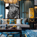 Chinesisches Wohnzimmer in Blau-Gold mit SW-Linienkunst eines bärtigen Mannes | Chinese living room in blue-gold with B&W line art portrait of bearded man in hat