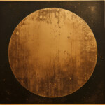 Goldener Kreis mit Kratern auf schwarzem Sternenhintergrund, abstrakte Planetendarstellung | Golden circle with craters on black starry background, abstract planet depiction