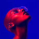 Roter Schaufensterkopf mit transparenter Brille, nach oben blickend, vor blauem Hintergrund | Red mannequin head with clear glasses looking upward against deep blue background